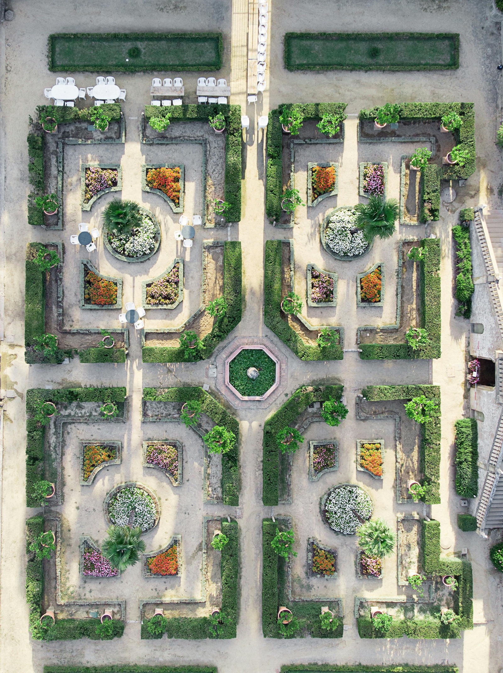 Vogelperspektive eines gepflegten Gartens